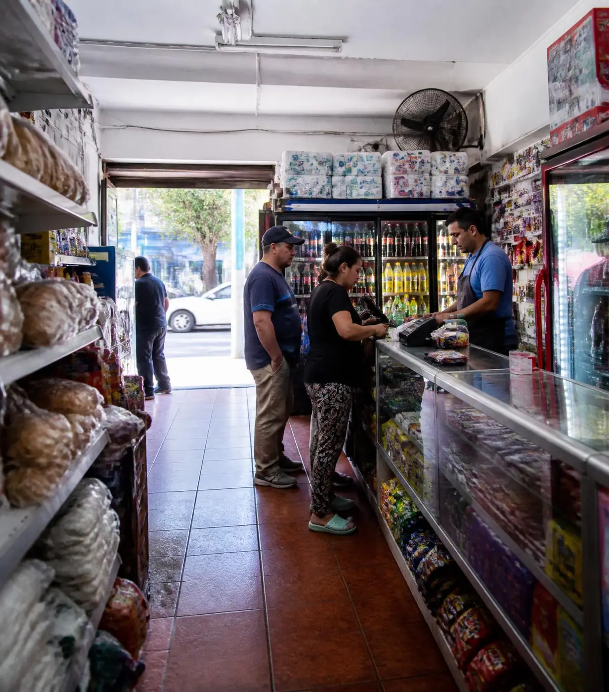 Minimarket chileno con clientes en la caja durante horario de alta actividad